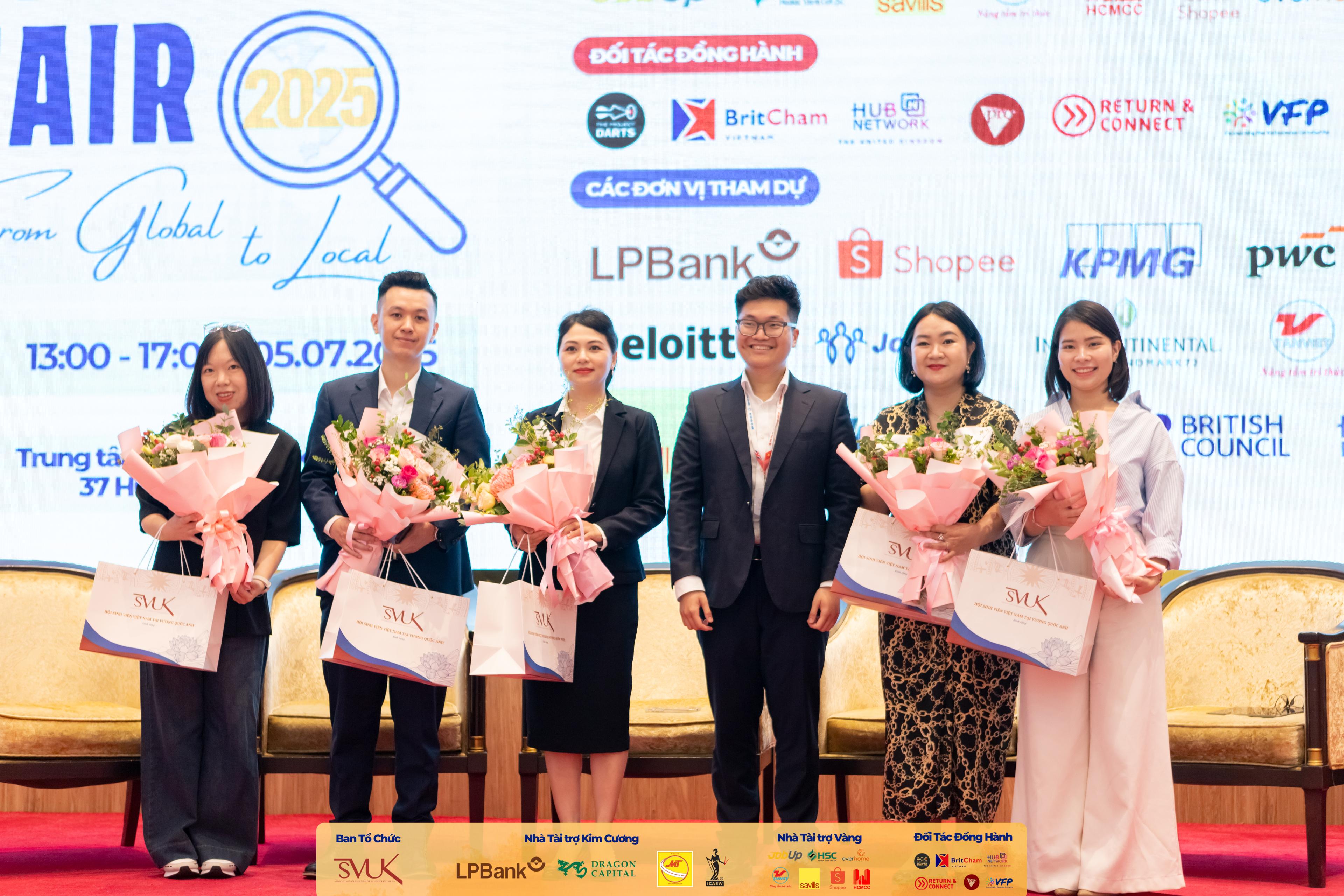 SVUK Career Fair với các gian hàng doanh nghiệp và sinh viên trao đổi