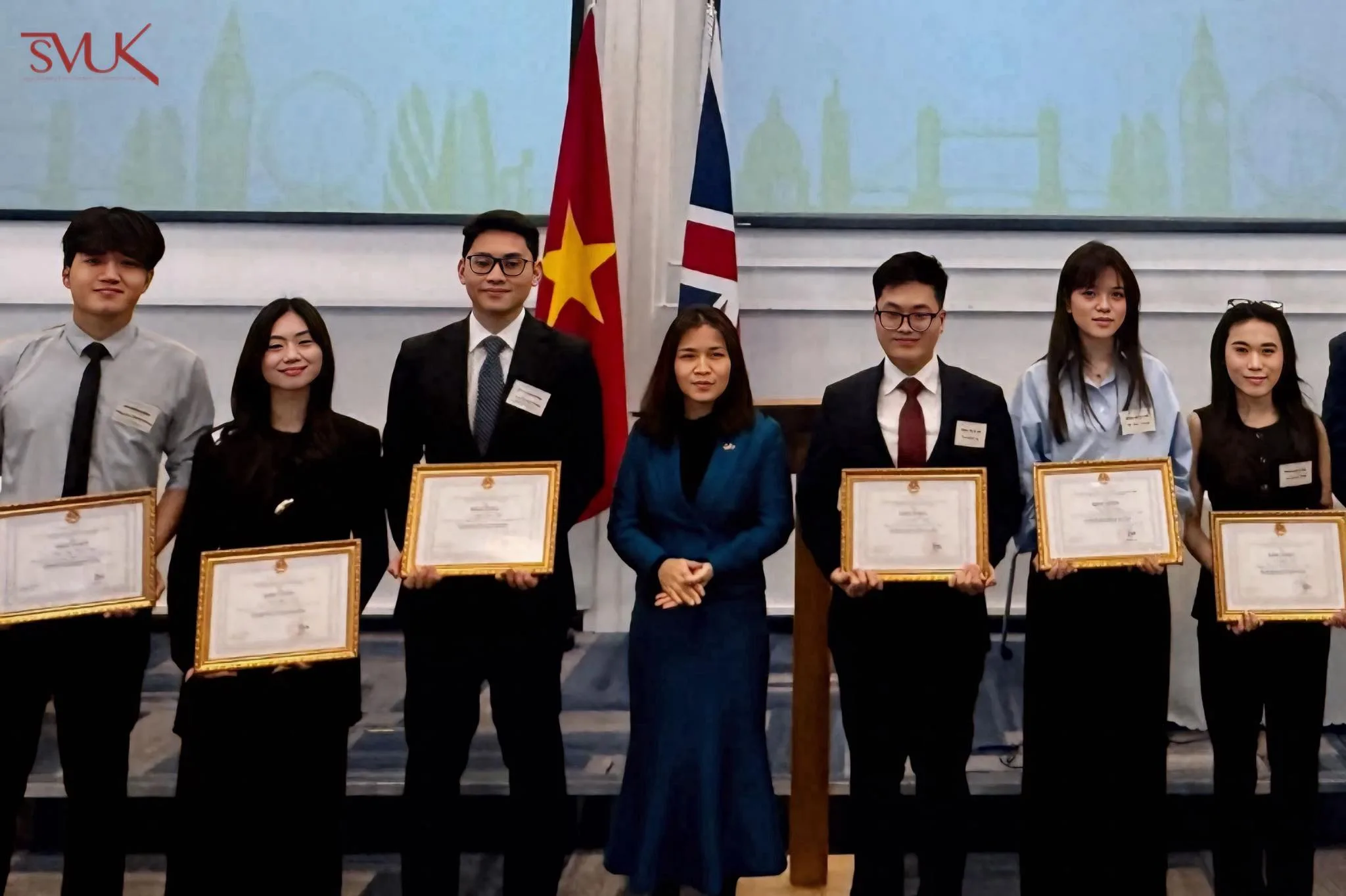 Bà Đào Thị Hồng – Bí thư Thứ Nhất phụ trách Giáo dục trao bằng khen cho các cá nhân có đóng góp xuất sắc năm 2025