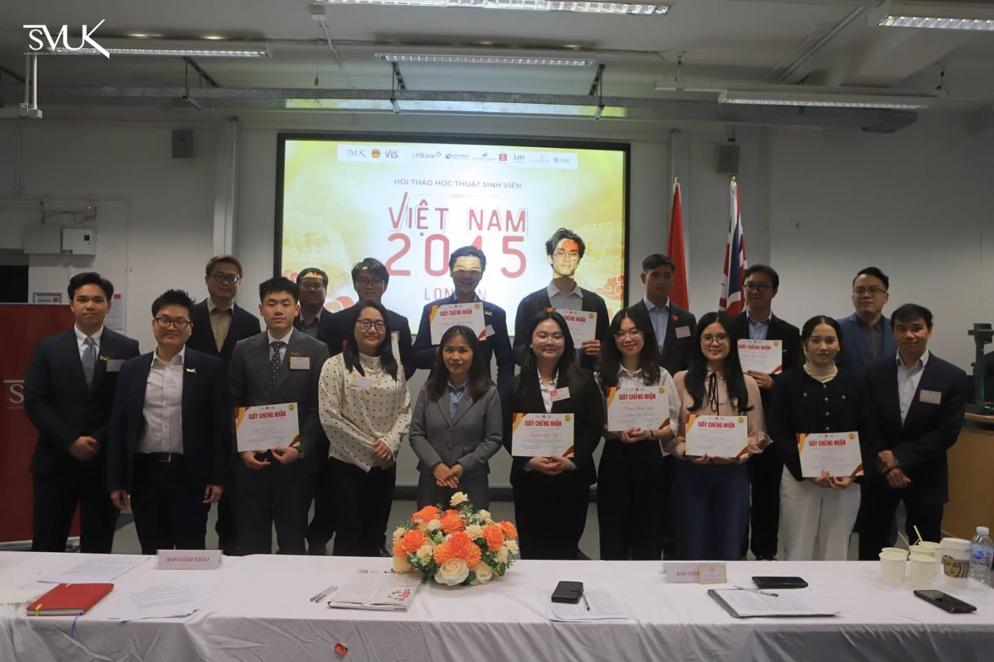Delegates, experts, and students taking a commemorative photo to mark the successful conclusion of the "Vietnam 2045" Conference
