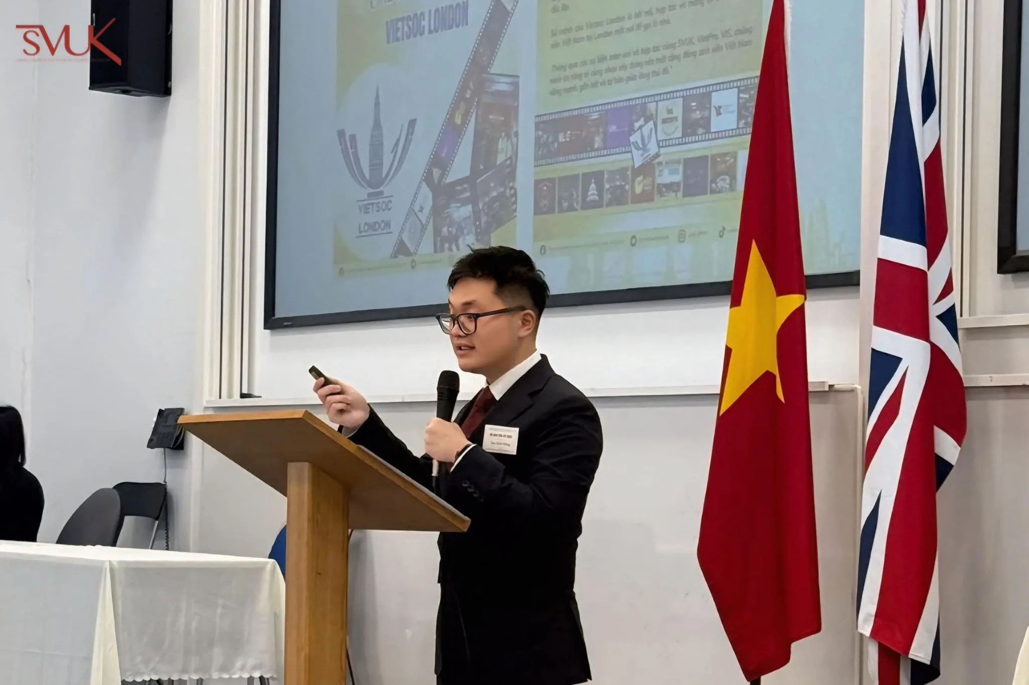 Mr. Cao Quoc Dung - President of SVUK, summarising the 2025 activities